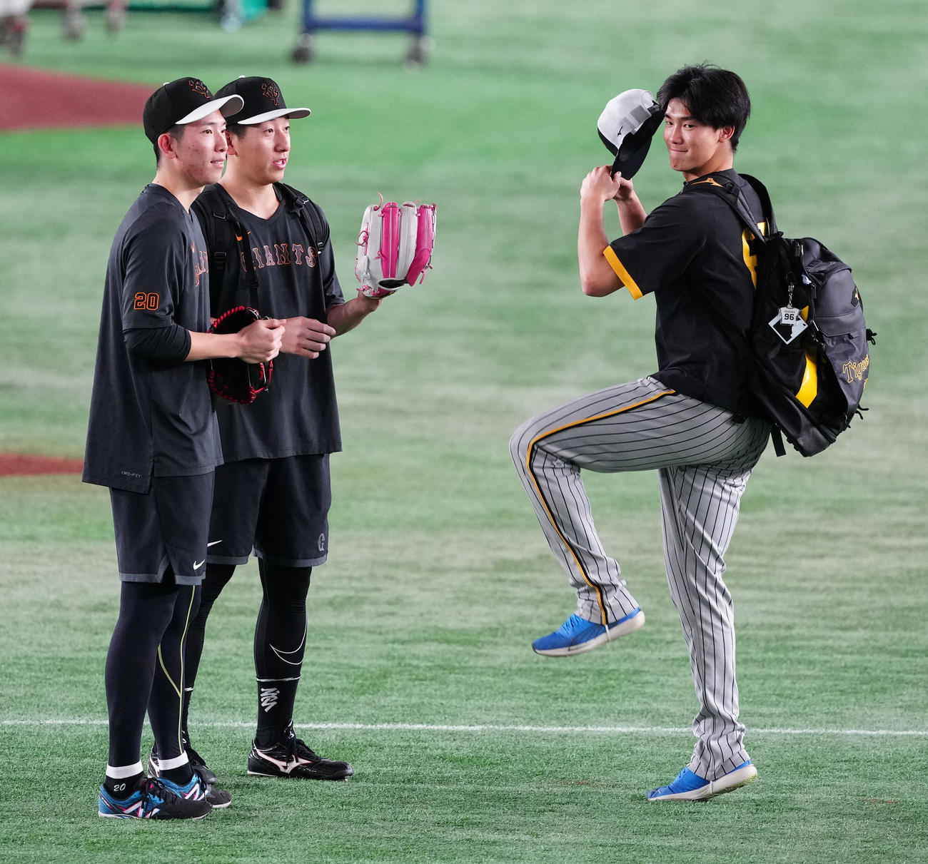 巨人対阪神　試合前、言葉を交わす、左から巨人戸郷、同大勢、阪神湯浅（撮影・江口和貴）
