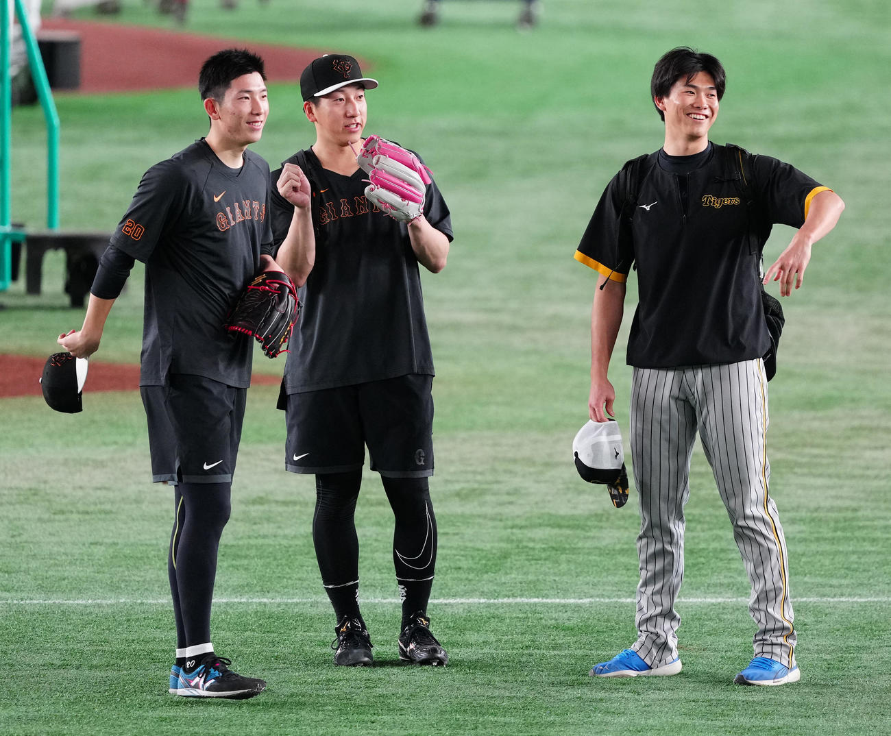 巨人対阪神　試合前、言葉を交わす、左から巨人戸郷、同大勢、阪神湯浅（撮影・江口和貴）