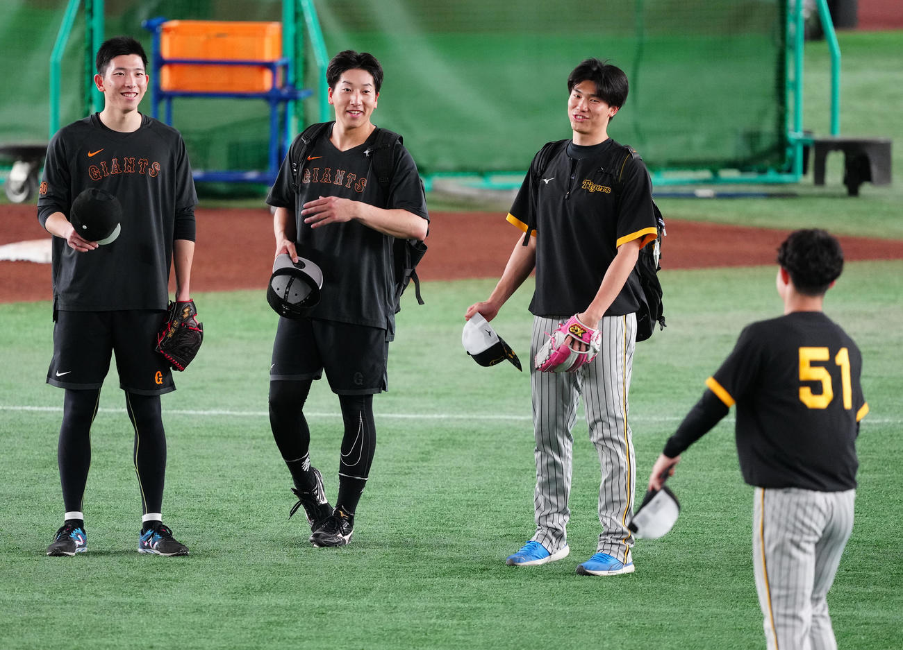 巨人対阪神　試合前、阪神中野（手前）にあいさつする巨人戸郷（左）と大勢。右は阪神湯浅（撮影・江口和貴）