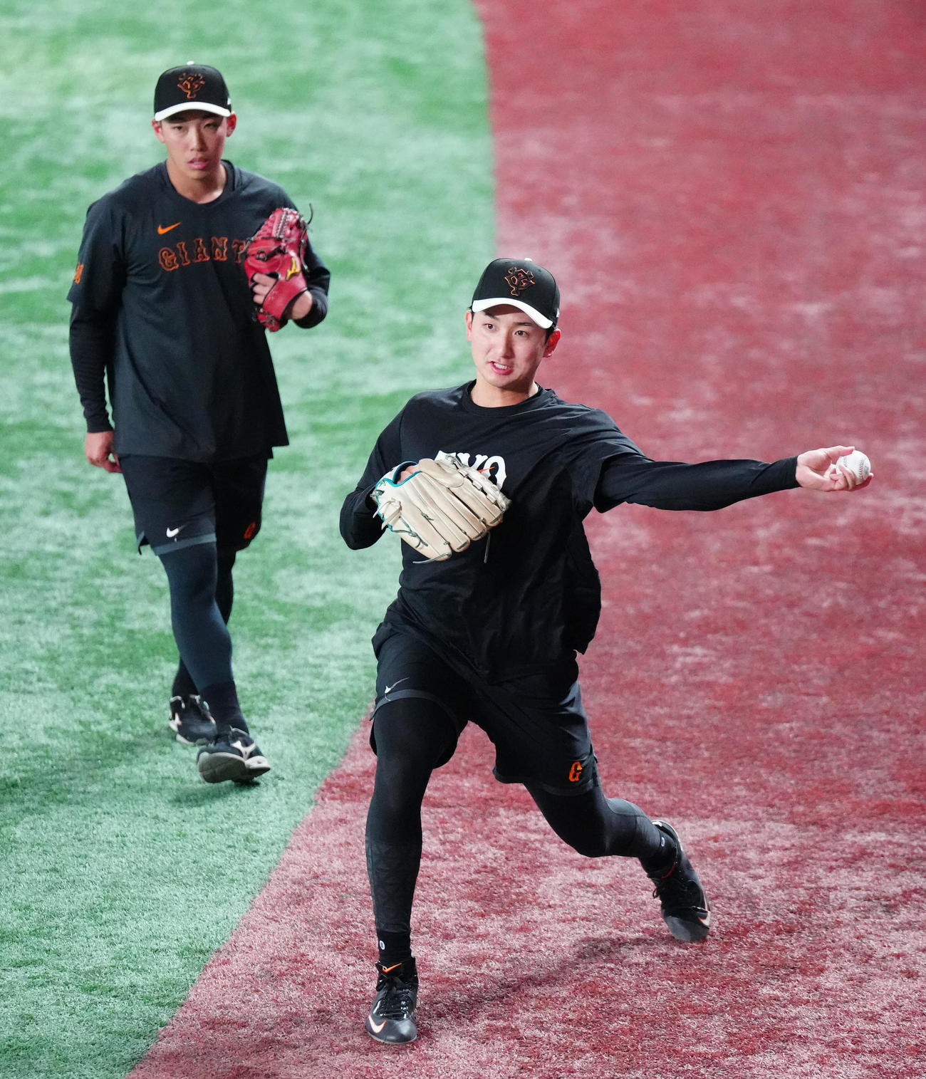 巨人対阪神　試合前練習に臨む巨人横川。左は赤星（撮影・江口和貴）