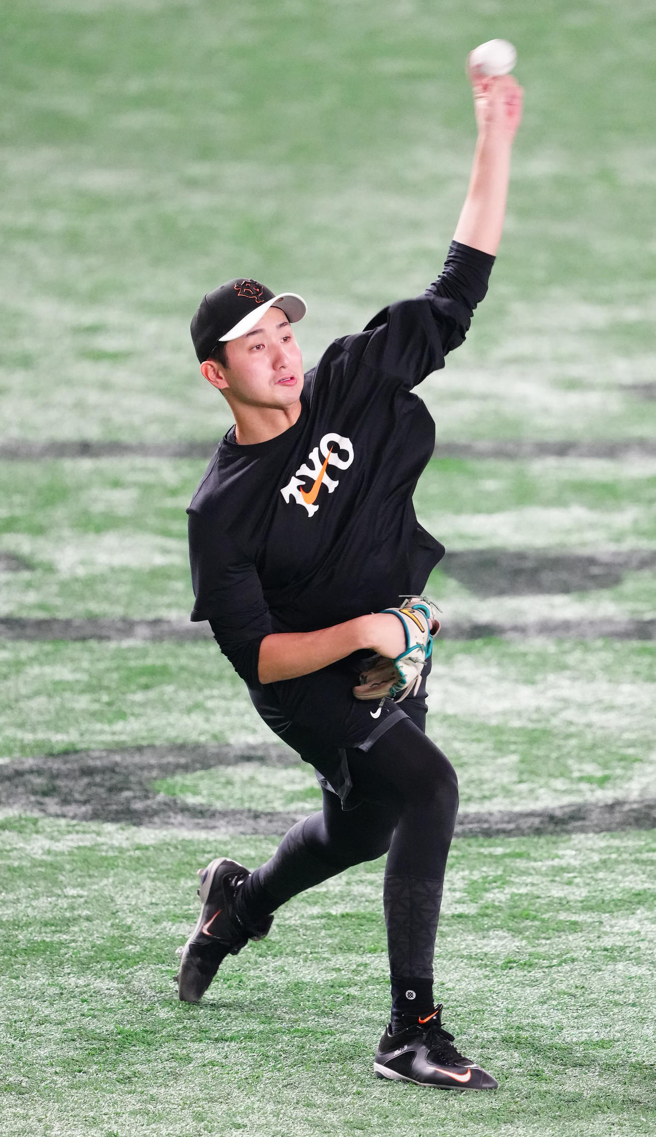巨人対阪神　試合前練習でキャッチボールする巨人横川（撮影・江口和貴）