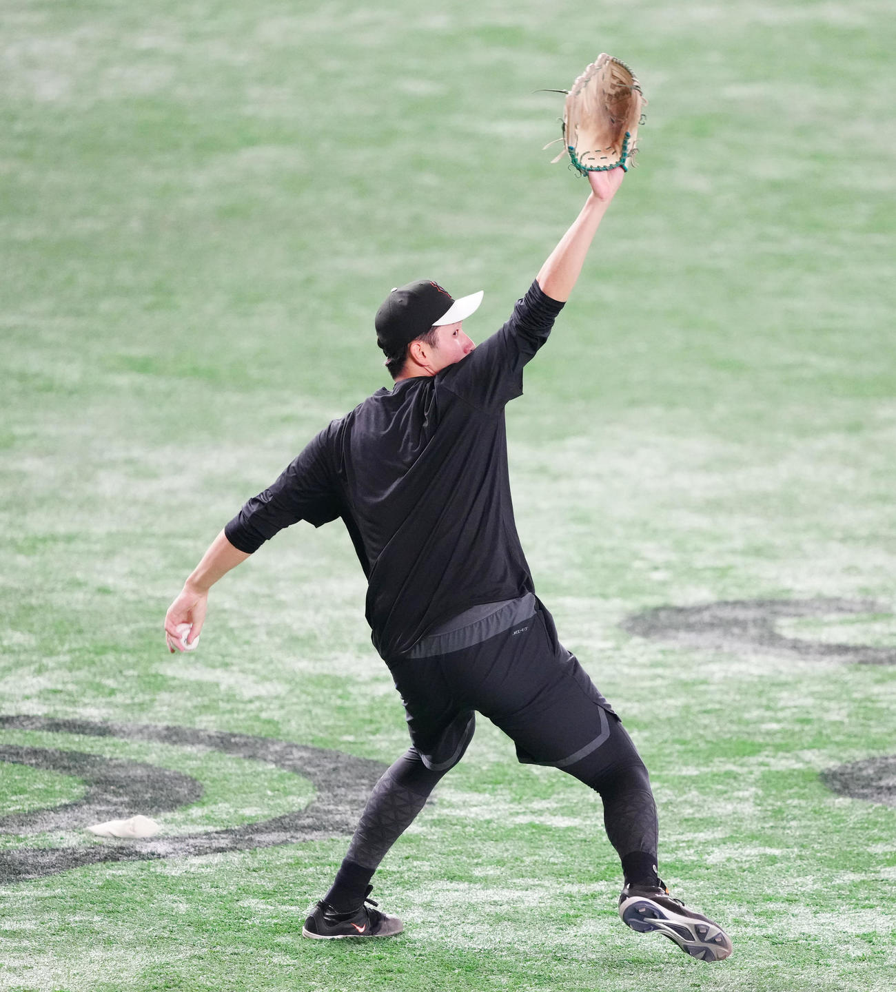 巨人対阪神　試合前練習でキャッチボールする巨人横川（撮影・江口和貴）