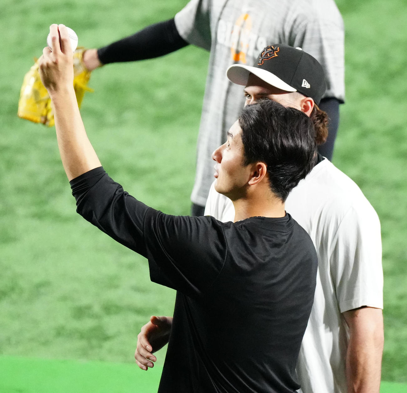 巨人対阪神　試合前、巨人ビーディ（後方）とボールの握り方を確認する横川（撮影・江口和貴）