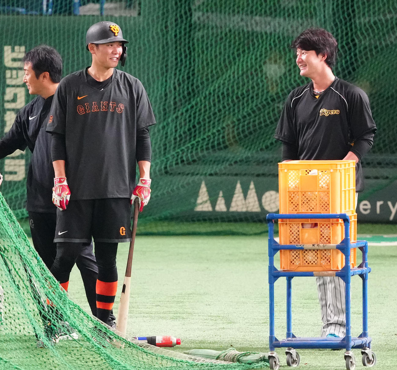 巨人対阪神　試合前、言葉を交わす巨人坂本（左）と阪神渡辺諒（撮影・江口和貴）