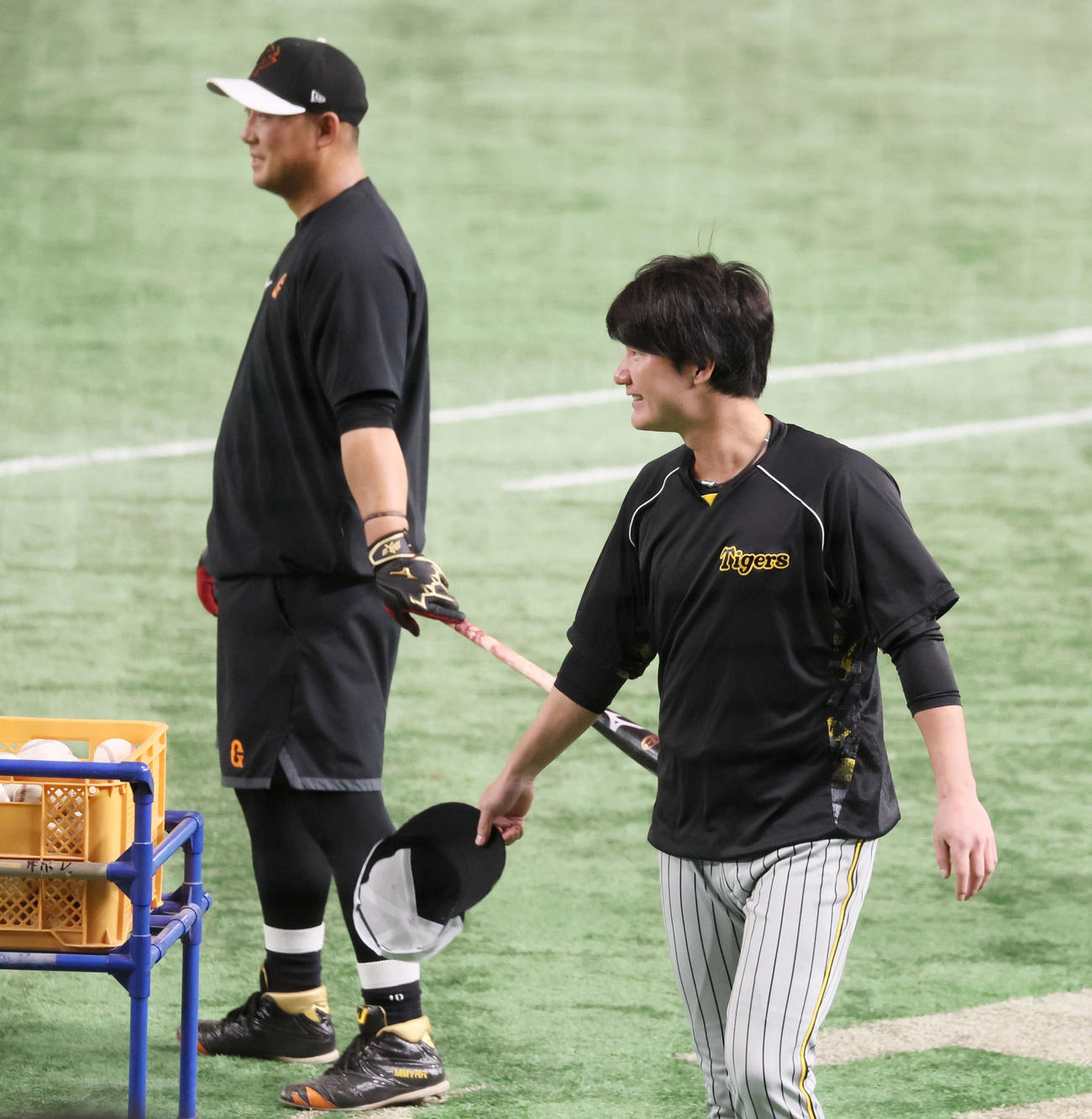 巨人対阪神　1軍に合流し中田翔（左）にあいさつする渡辺諒（撮影・加藤哉）