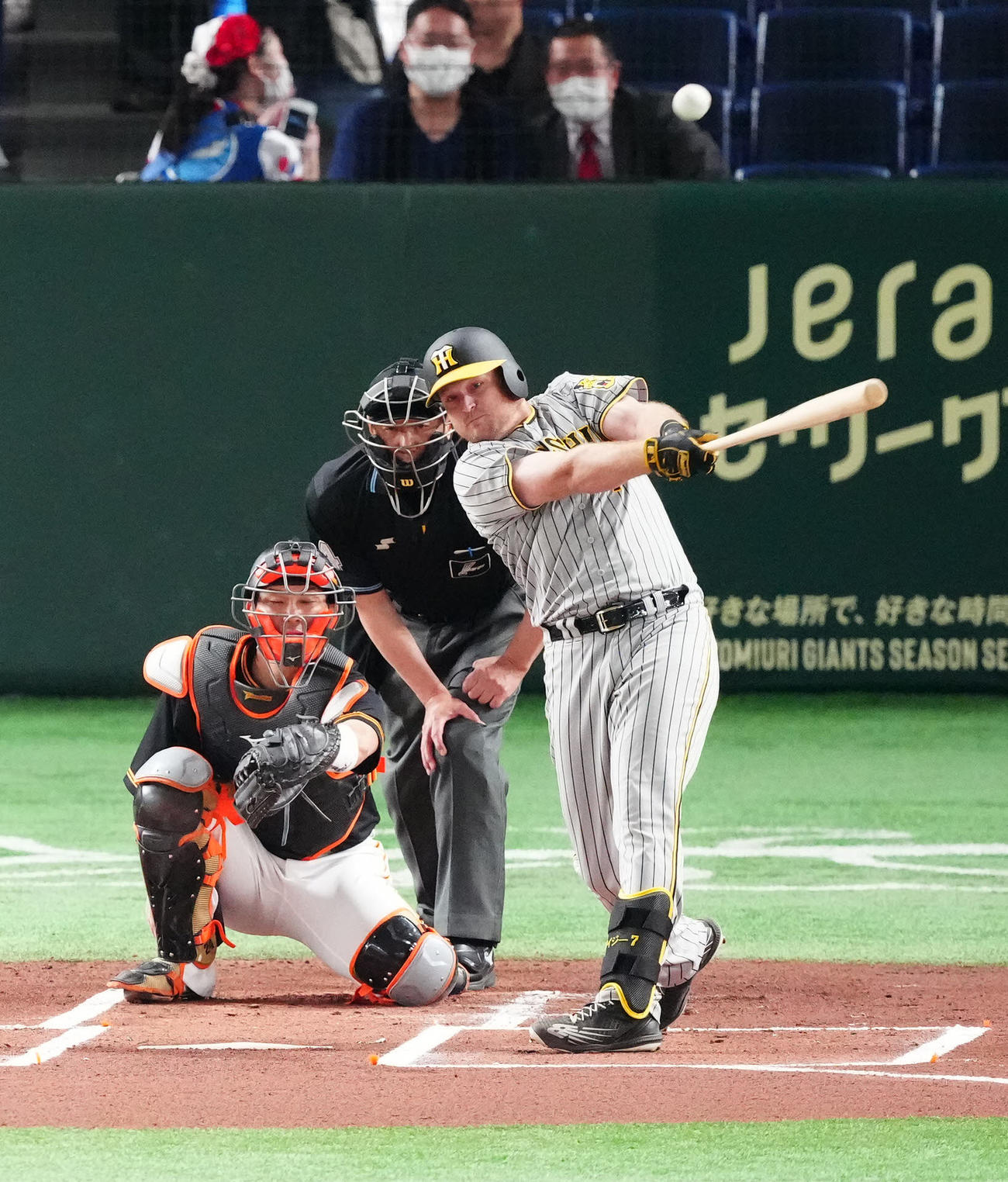 巨人対阪神　1回表阪神2死、左飛に倒れるノイジー（撮影・江口和貴）