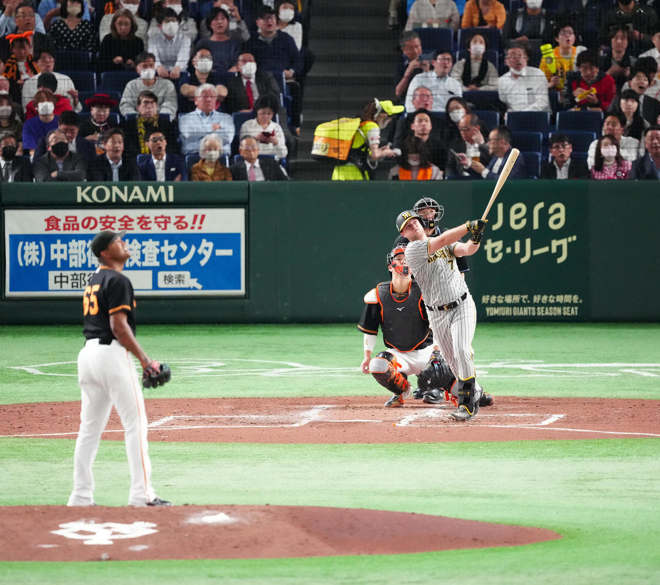 巨人対阪神　4回表阪神無死、先制ソロ本塁打を左越えに放つノイジー。投手メンデス（撮影・江口和貴）