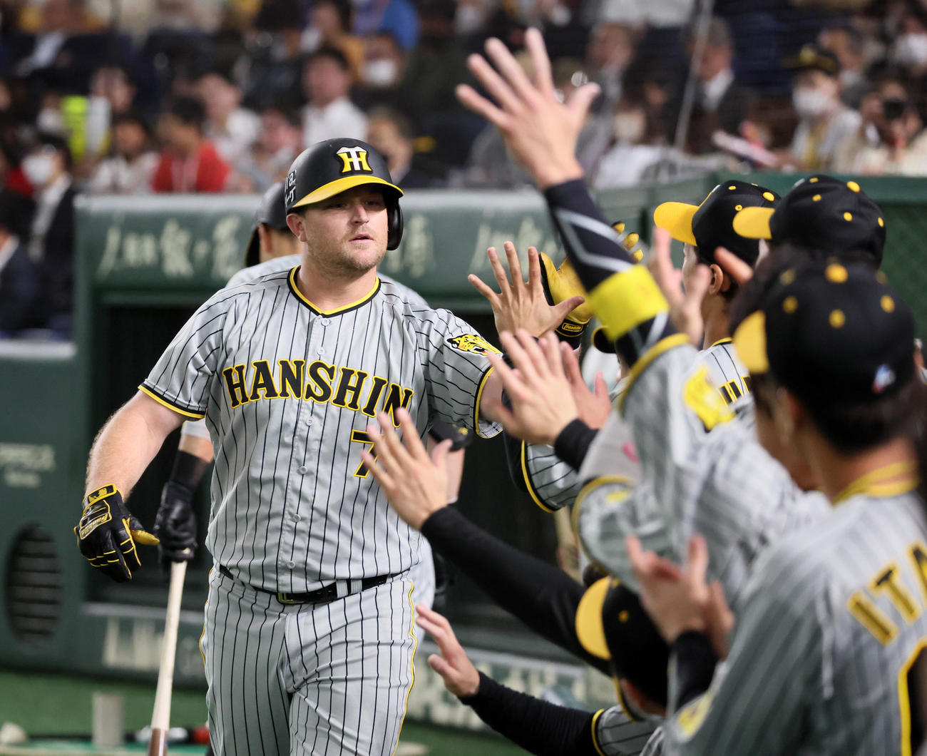巨人対阪神　4回表阪神無死、ノイジーは左越えソロ本塁打を放ちベンチのナインとタッチする（撮影・加藤哉）