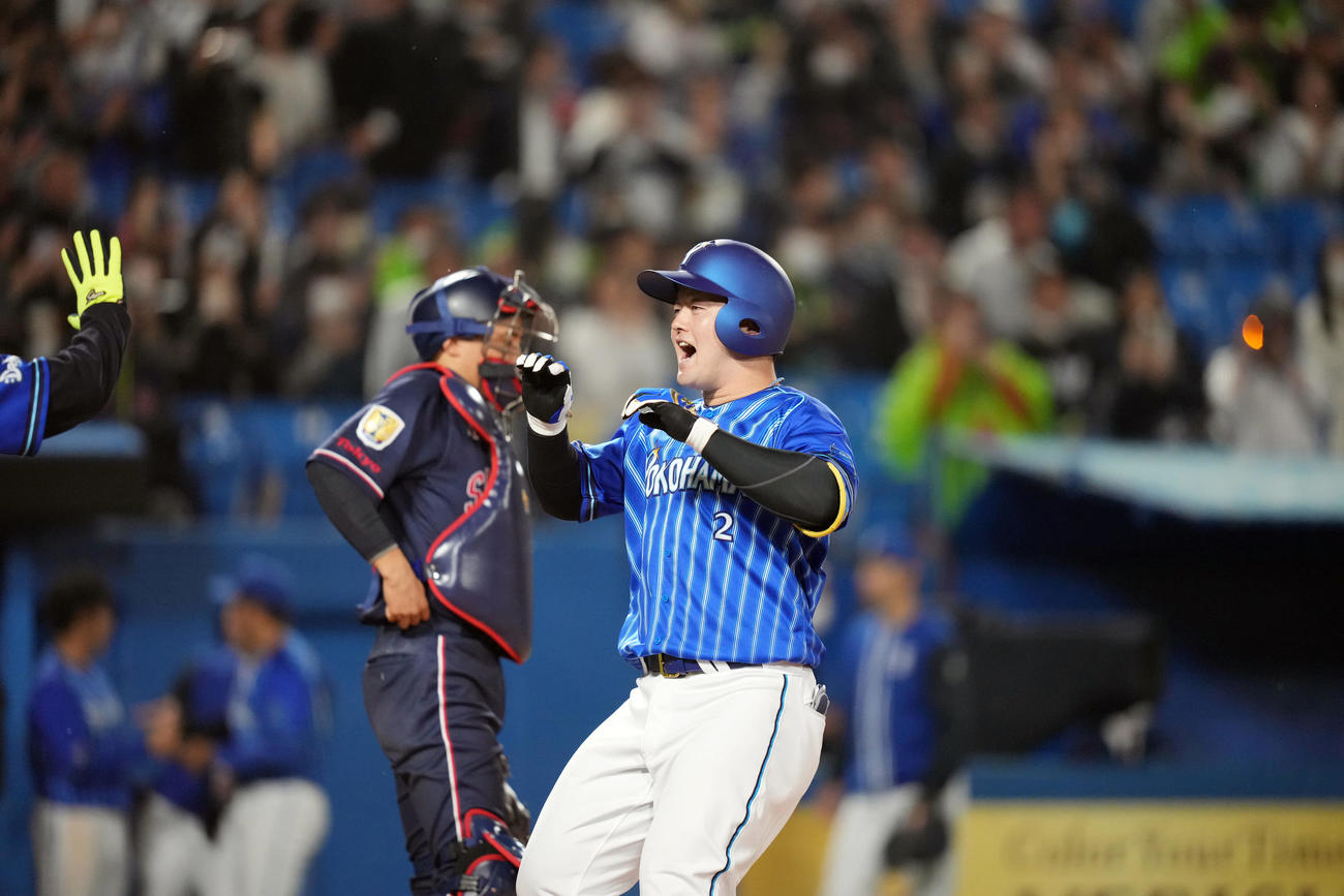 ヤクルト対DeNA 3回表DeNA2死一塁、2点本塁打を放ち、笑顔を見せる牧（右）（撮影・狩俣裕三）