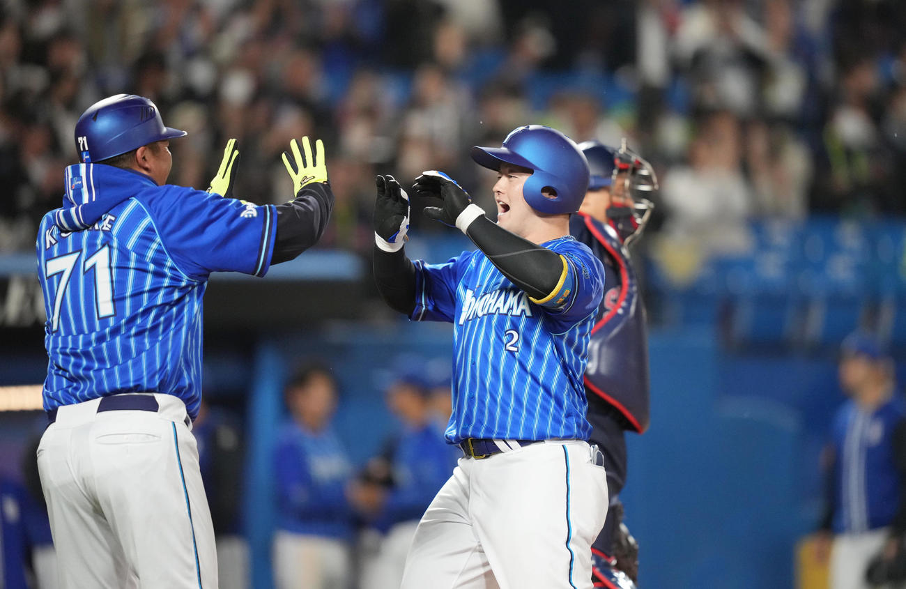 ヤクルト対DeNA 3回表DeNA2死一塁、2点本塁打を放ち、笑顔を見せる牧（右）（撮影・狩俣裕三）