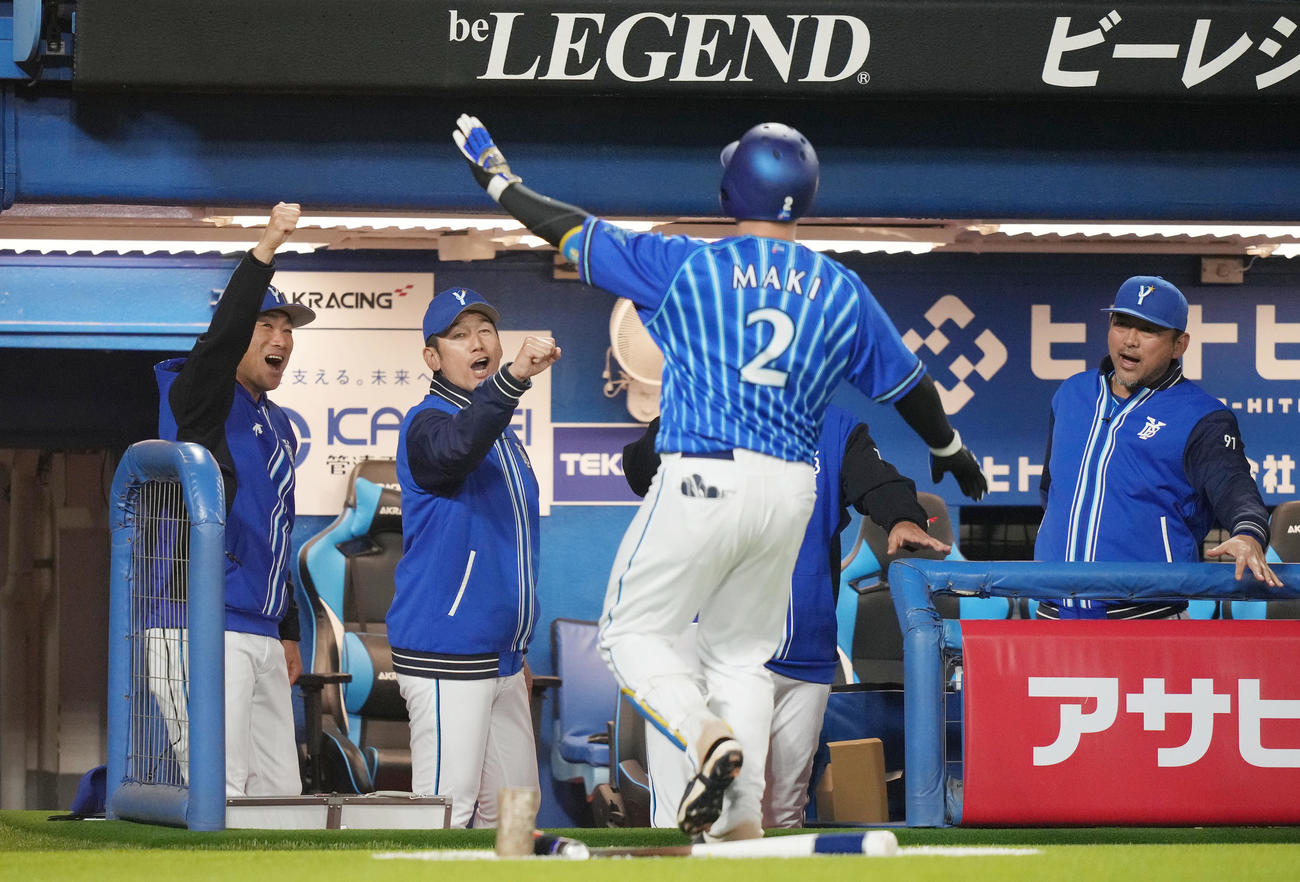 ヤクルト対DeNA 3回表DeNA2死一塁、2点本塁打を放った牧（手前）を迎える三浦監督（左から2人目）（撮影・狩俣裕三）