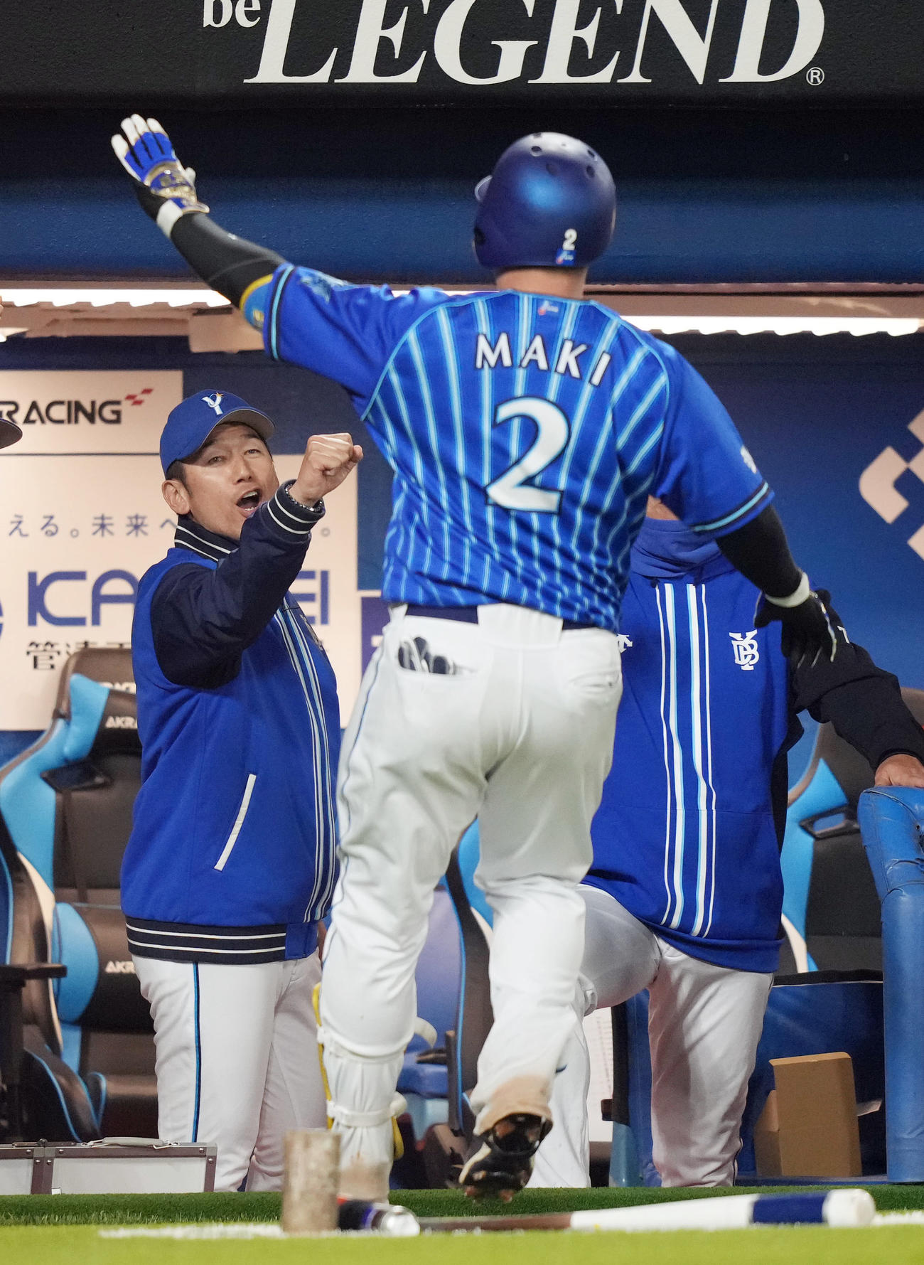 ヤクルト対DeNA 3回表DeNA2死一塁、2点本塁打を放った牧（手前）を迎える三浦監督（撮影・狩俣裕三）