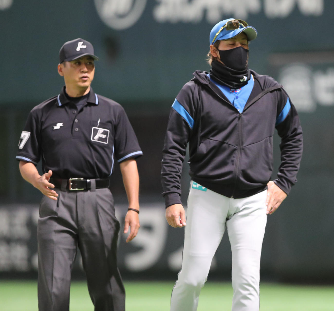 ソフトバンク対日本ハム　4回表日本ハム無死一塁、野村の中越え二塁打、清宮の判定について審判に質問する新庄監督（撮影・梅根麻紀）