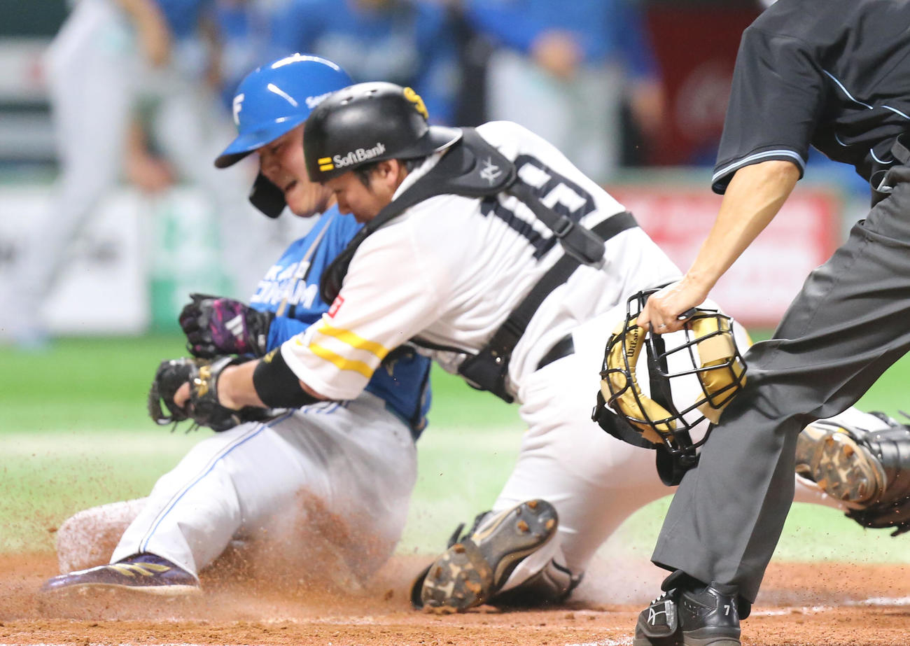 ソフトバンク対日本ハム　4回表日本ハム無死一塁、野村の中越え二塁打で本塁へ突入する清宮（左）。惜しくもアウト（撮影・冨田成美）