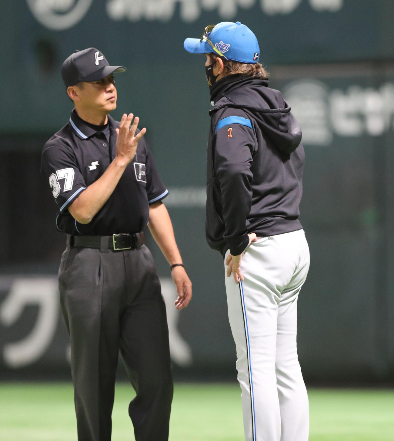 ソフトバンク対日本ハム　4回表日本ハム無死一塁、野村の中越え二塁打、清宮の判定について審判に質問する新庄監督（撮影・梅根麻紀）