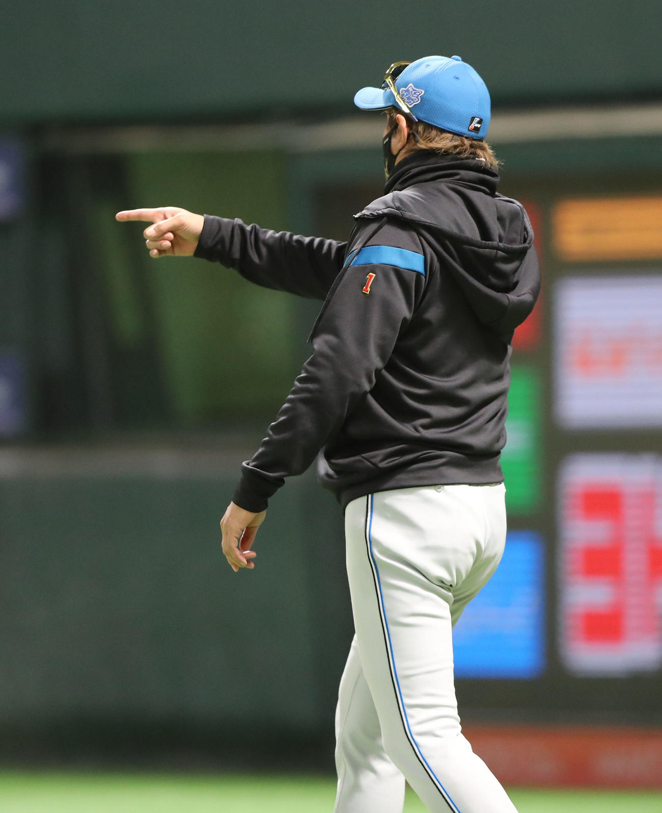 ソフトバンク対日本ハム　4回表日本ハム無死一塁、野村佑希の中越え二塁打、清宮の判定について審判に質問する新庄監督（撮影・梅根麻紀）