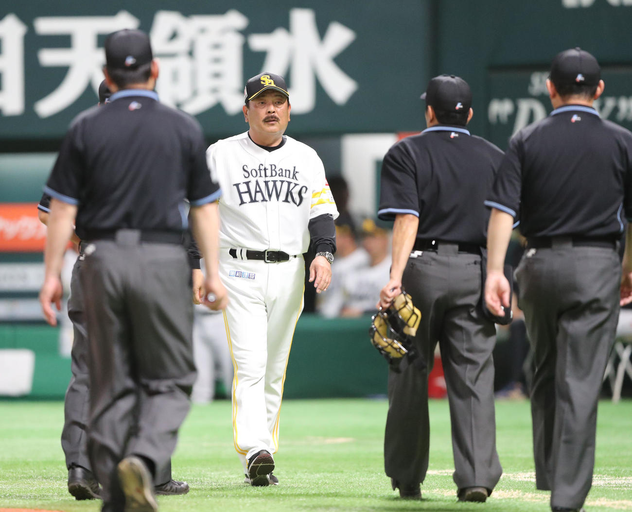 ソフトバンク対日本ハム　4回表日本ハム無死一塁、野村佑希の中越え二塁打、清宮幸太郎の判定について審判に質問する藤本博史監督（撮影・梅根麻紀）