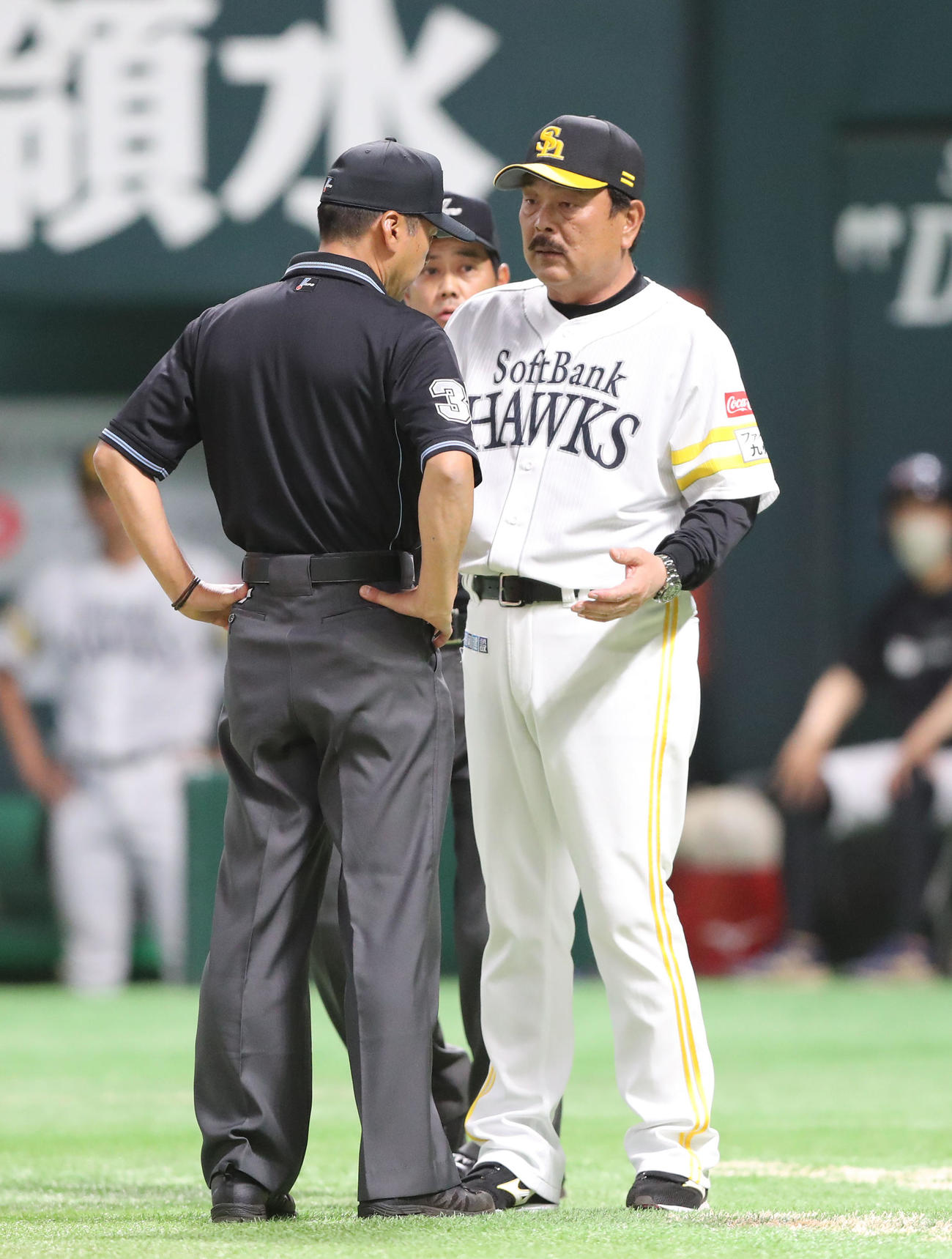 ソフトバンク対日本ハム　4回表日本ハム無死一塁、野村佑希の中越え二塁打、清宮幸太郎の判定について審判に質問する藤本博史監督（撮影・梅根麻紀）