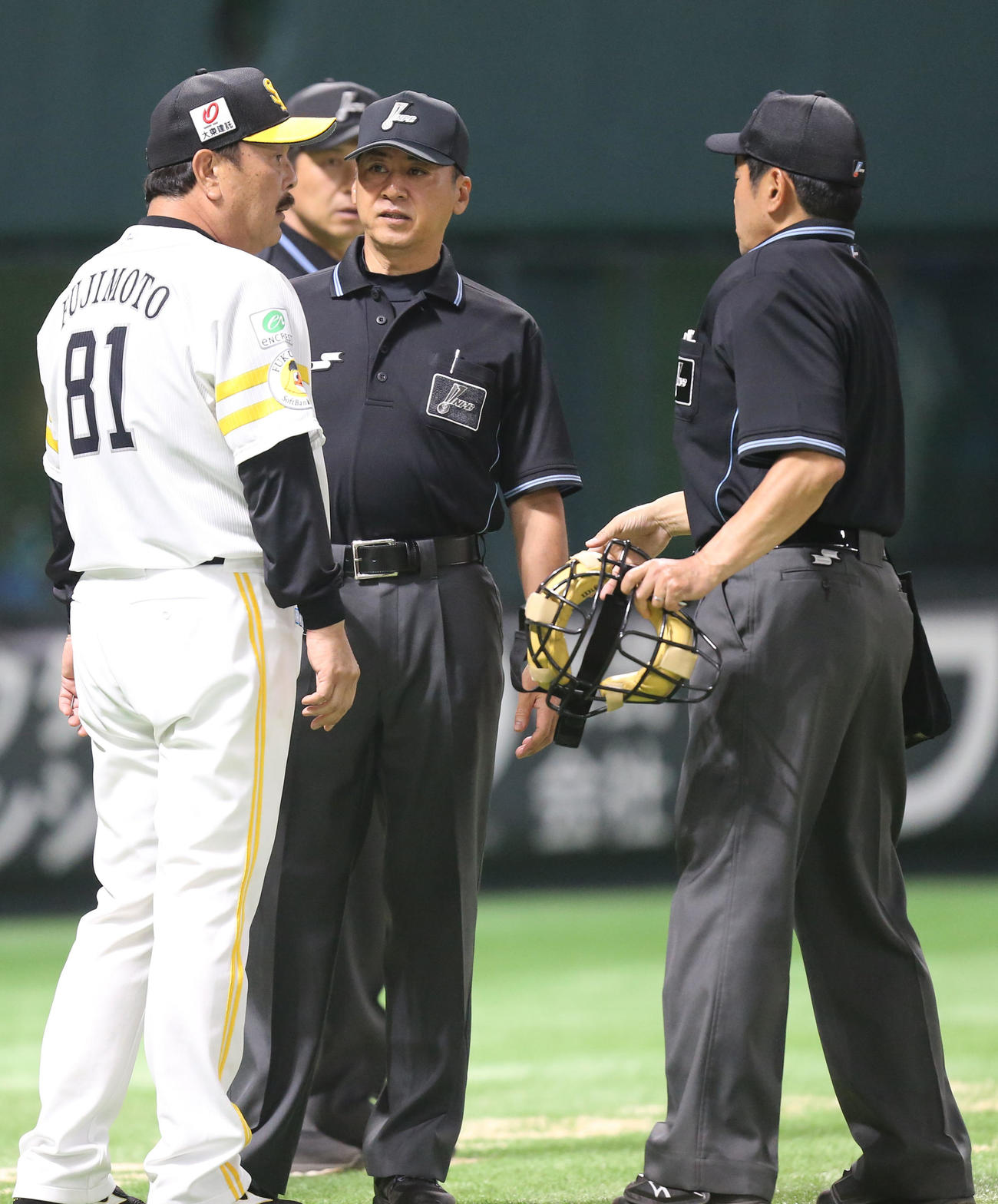 ソフトバンク対日本ハム　4回表リプレー検証を巡り球審と話す藤本監督（撮影・冨田成美）
