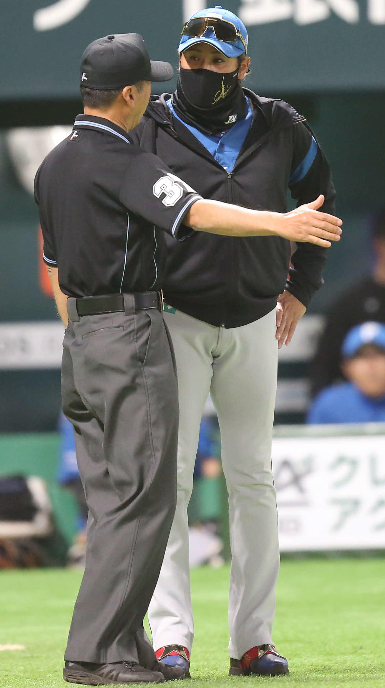 ソフトバンク対日本ハム　4回表日本ハム無死一塁、清宮の本塁判定について審判に質問する日本ハム新庄監督（撮影・冨田成美）