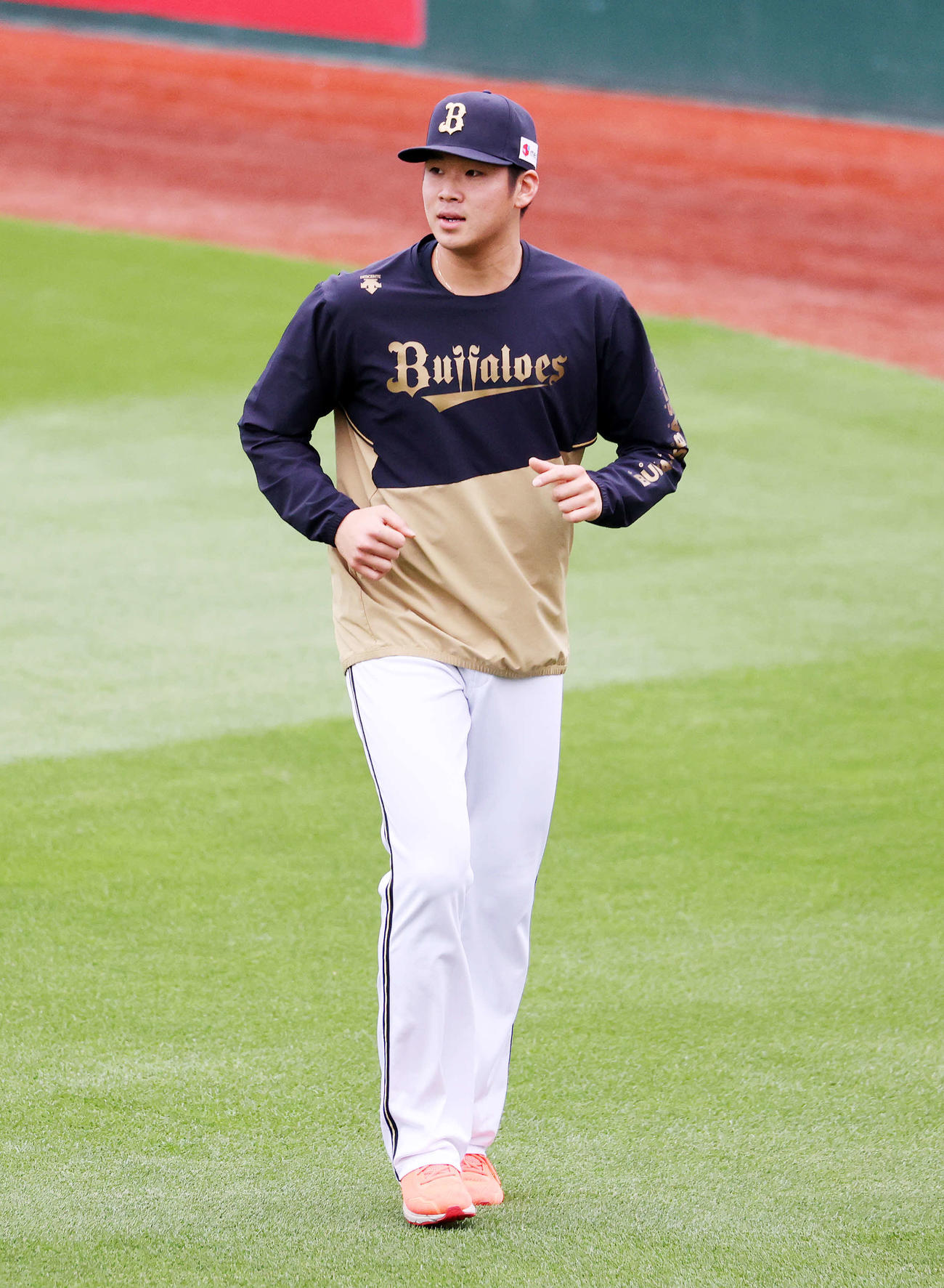 楽天対オリックス　ランニングするオリックス山下（撮影・鈴木正人）