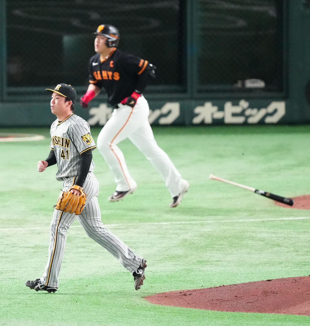 巨人対阪神　5回裏巨人無死、岡本和（後方）を二邪飛に仕留める村上（撮影・江口和貴）