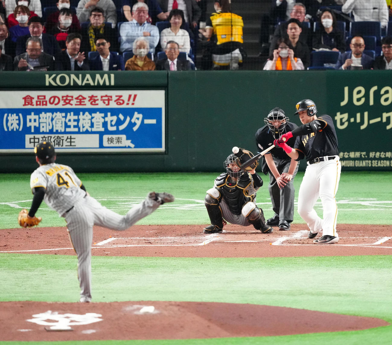 巨人対阪神　2回裏巨人無死、空振り三振に倒れる岡本和。投手村上（撮影・江口和貴）