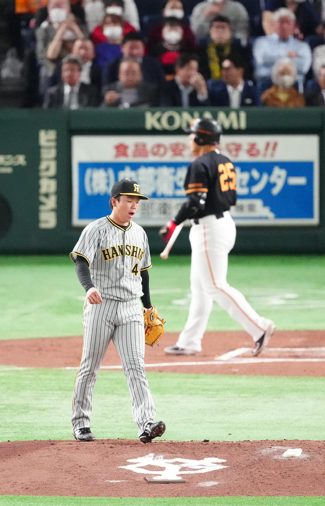巨人対阪神　2回裏巨人無死、岡本和（後方）から空振り三振を奪った村上（撮影・江口和貴）