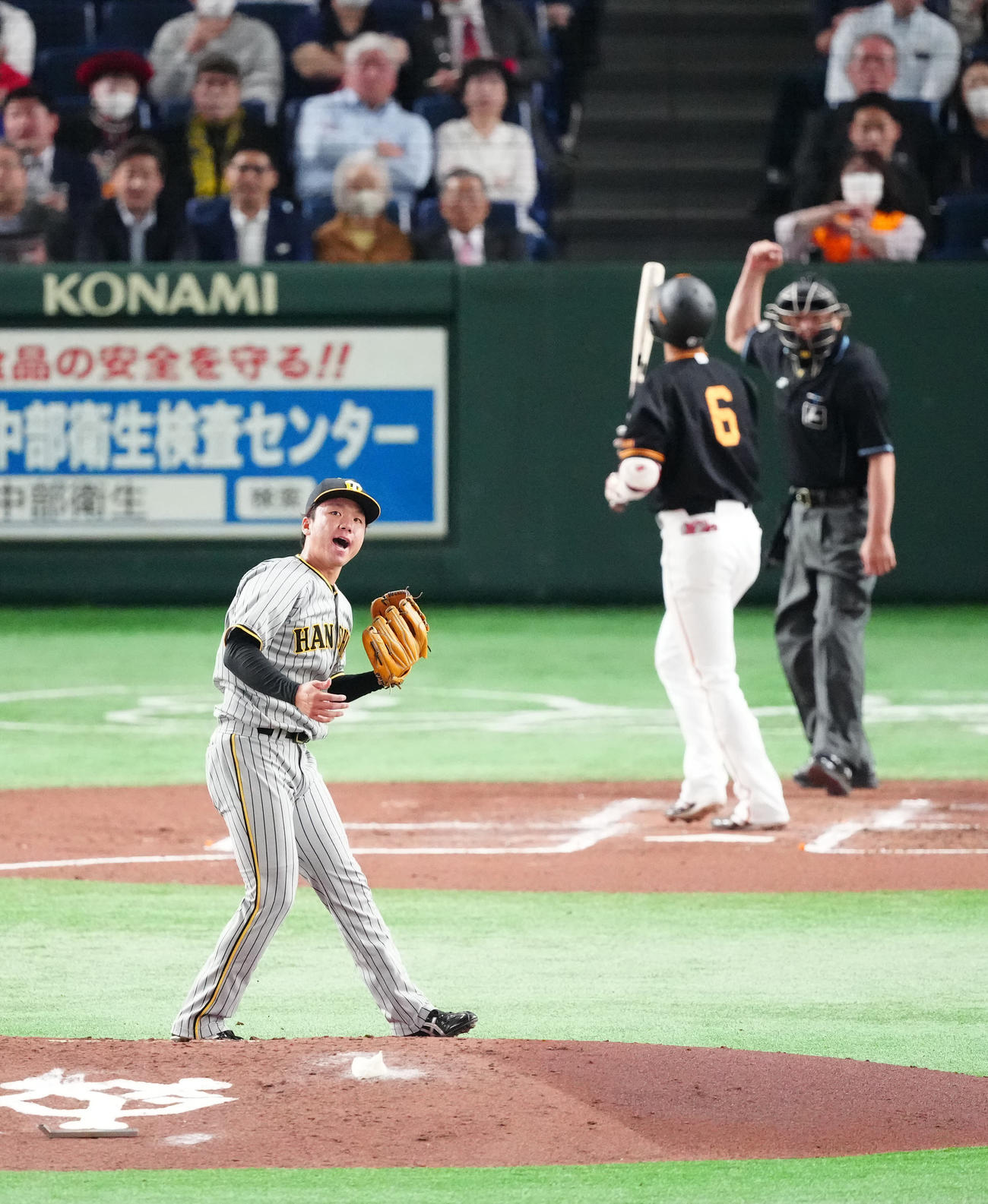 巨人対阪神　2回裏巨人2死、坂本（後方左）から空振り三振を奪った村上（撮影・江口和貴）