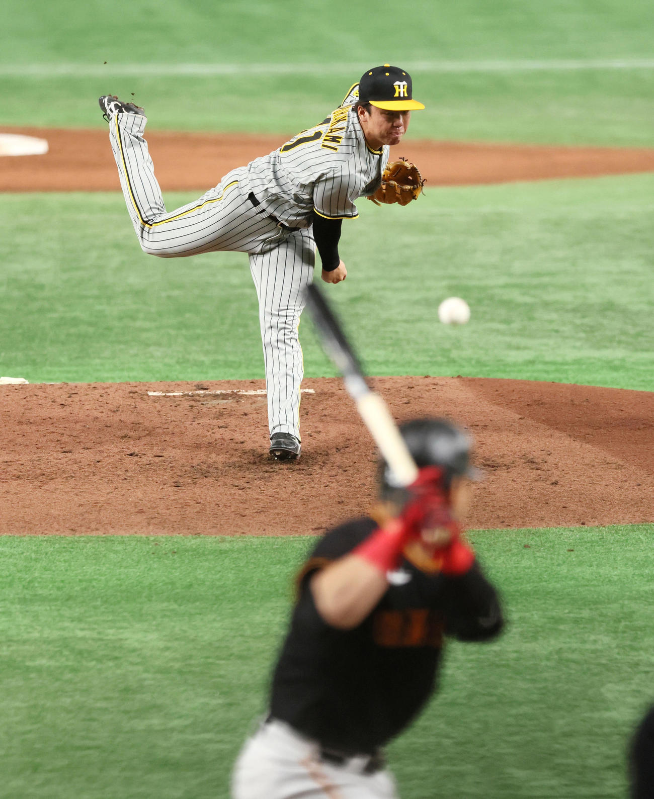 巨人対阪神　2回裏巨人無死、村上は岡本と対戦し三振を奪う（撮影・加藤哉）