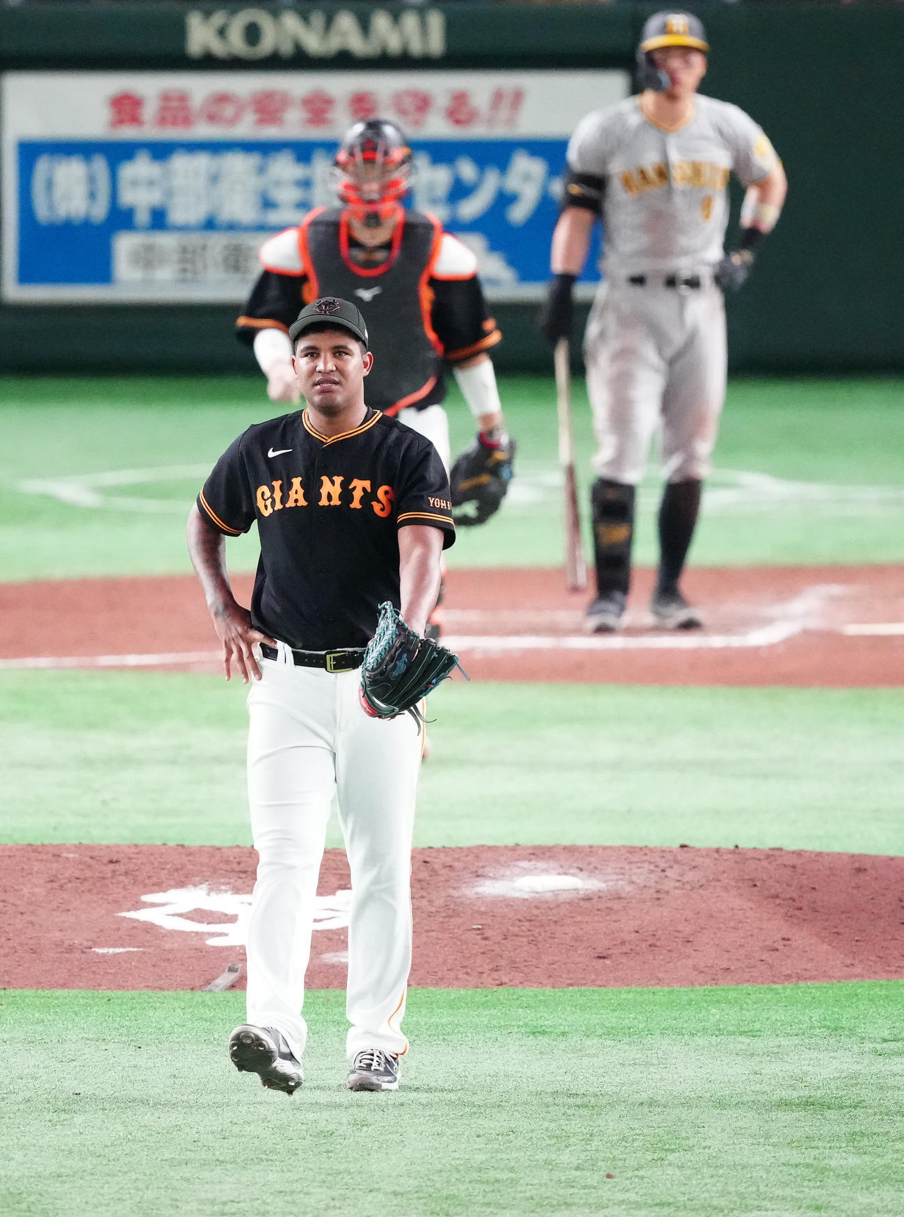 巨人対阪神　7回表途中、負傷降板した巨人先発のメンデス（撮影・江口和貴）
