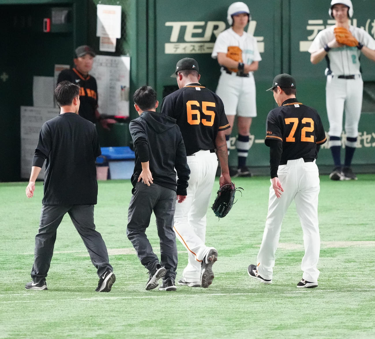 巨人対阪神　7回表途中、ベンチに引き揚げる巨人先発のメンデス（左から3人目）（撮影・江口和貴）