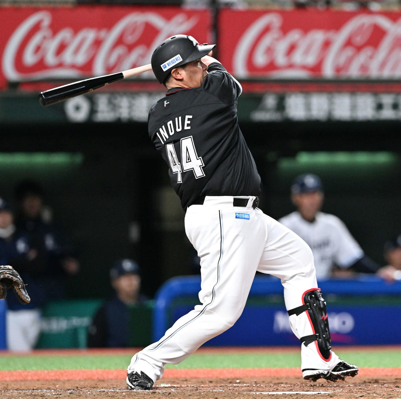 西武対ロッテ　4回表ロッテ1死一、三塁、井上は右中間へ2点適時二塁打を放つ（撮影・滝沢徹郎）