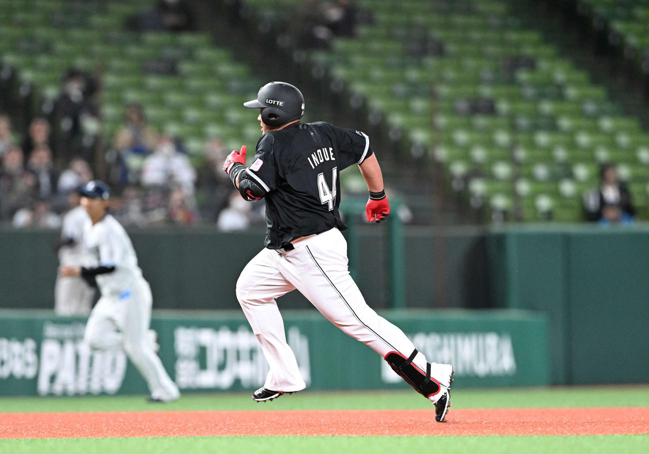 西武対ロッテ　4回表ロッテ1死一、三塁、井上は右中間へ2点適時二塁打を放ち三塁へ激走する（撮影・滝沢徹郎）