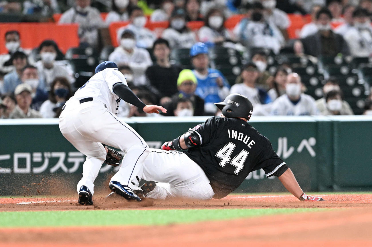 西武対ロッテ　4回表ロッテ1死一、三塁、井上（右）は右中間へ2点適時二塁打を放ち三塁へ滑り込むもアウトになる。三塁手呉（撮影・滝沢徹郎）