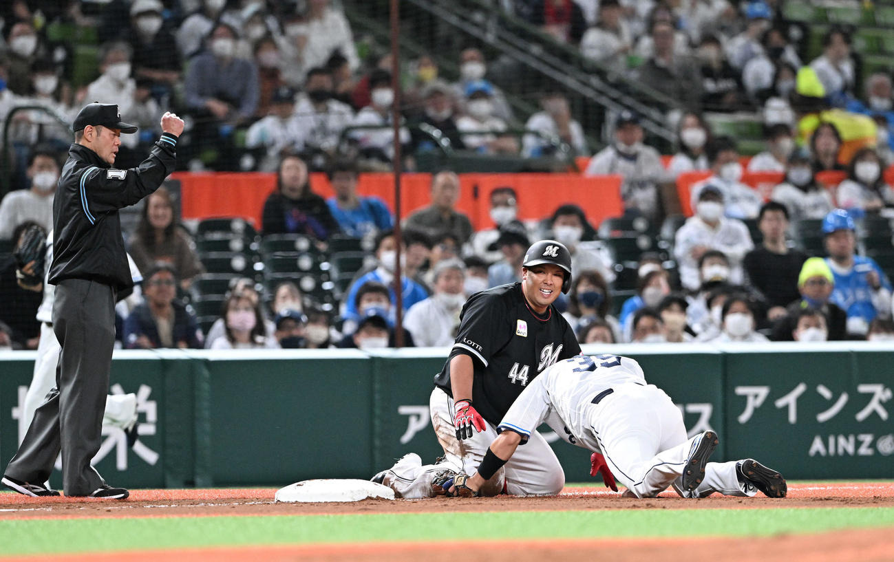 西武対ロッテ　4回表ロッテ1死一、三塁、井上（中央）は右中間へ2点適時二塁打を放ち三塁へ滑り込むもアウトになる。三塁手呉（撮影・滝沢徹郎）