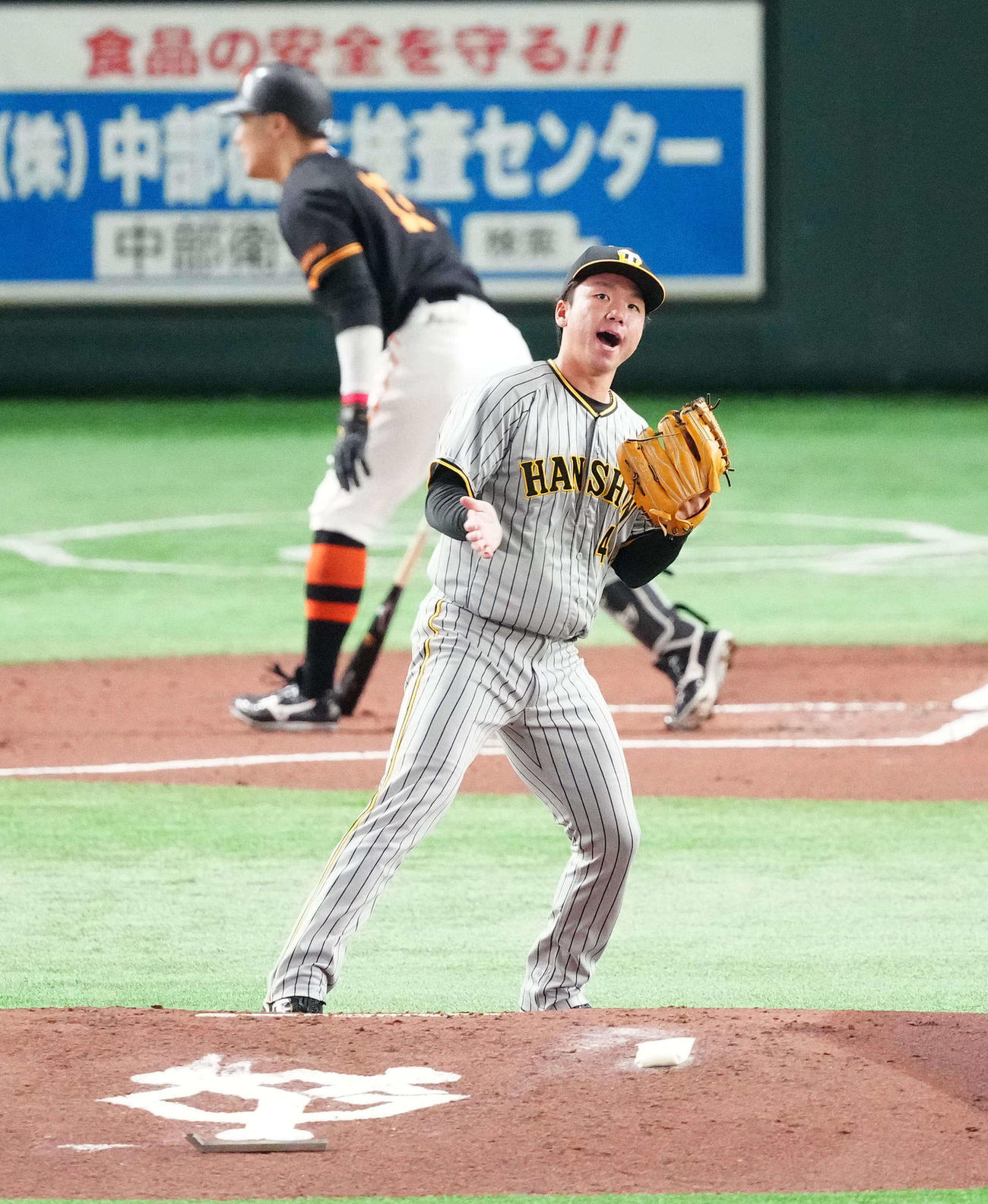 巨人対阪神　1回裏巨人2死、梶谷（後方）から空振り三振を奪った村上（撮影・江口和貴）