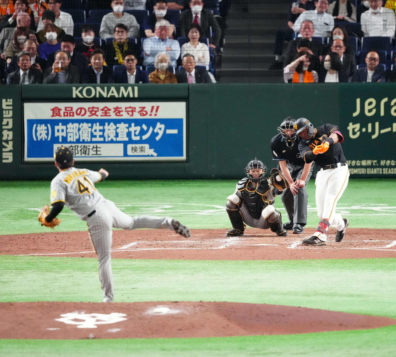 巨人対阪神　4回裏巨人無死、空振り三振に倒れるオコエ。投手村上（撮影・江口和貴）