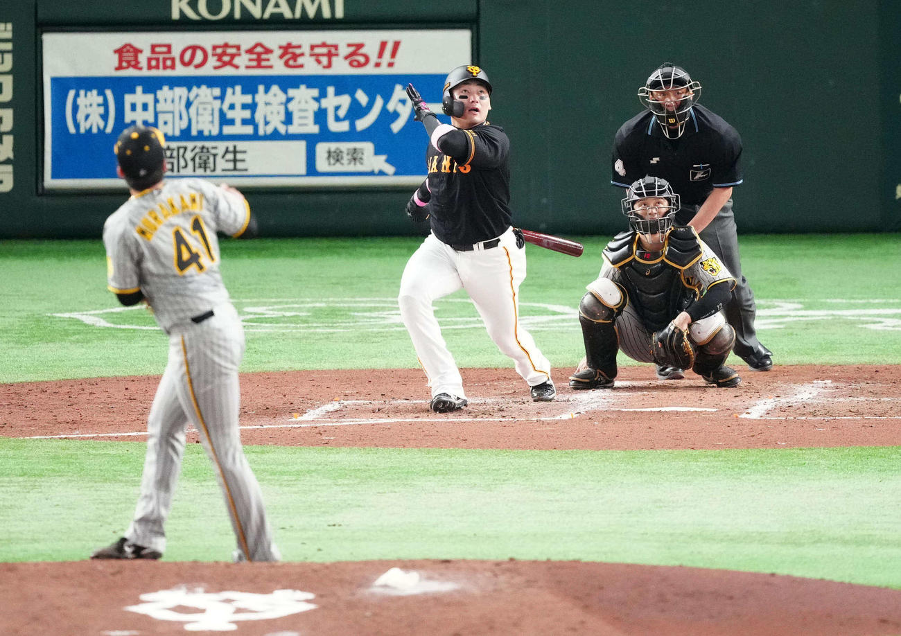 巨人対阪神　4回裏巨人1死、左飛に倒れる丸。投手村上（撮影・江口和貴）