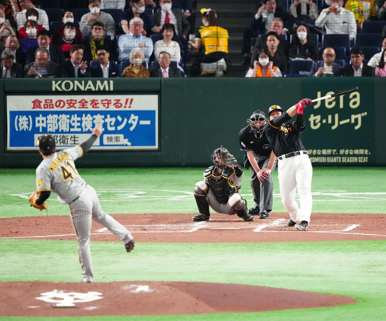 巨人対阪神　2回裏巨人無死、空振り三振に倒れる岡本和。投手村上（撮影・江口和貴）
