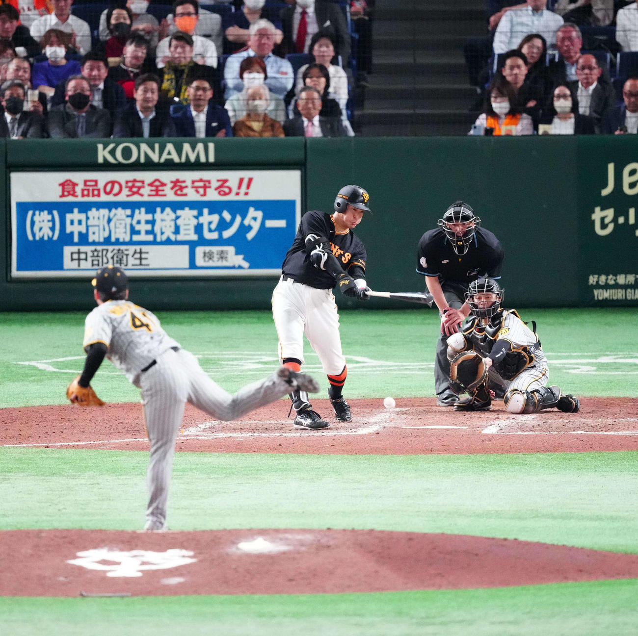 巨人対阪神　7回裏巨人2死、一ゴロに倒れる梶谷。投手村上（撮影・江口和貴）