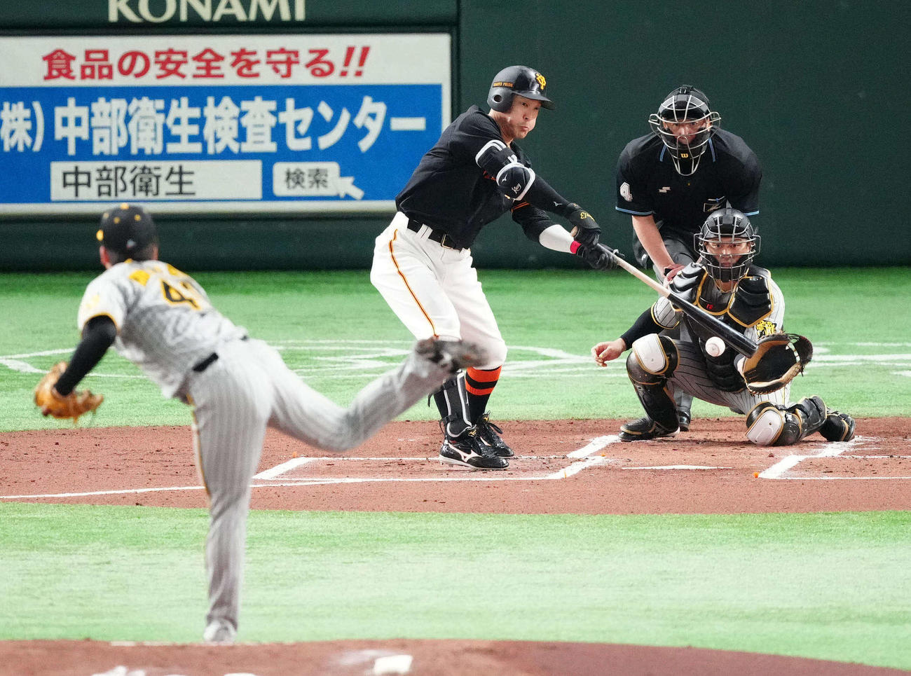 巨人対阪神　1回裏巨人2死、空振り三振に倒れる梶谷。投手村上（撮影・江口和貴）