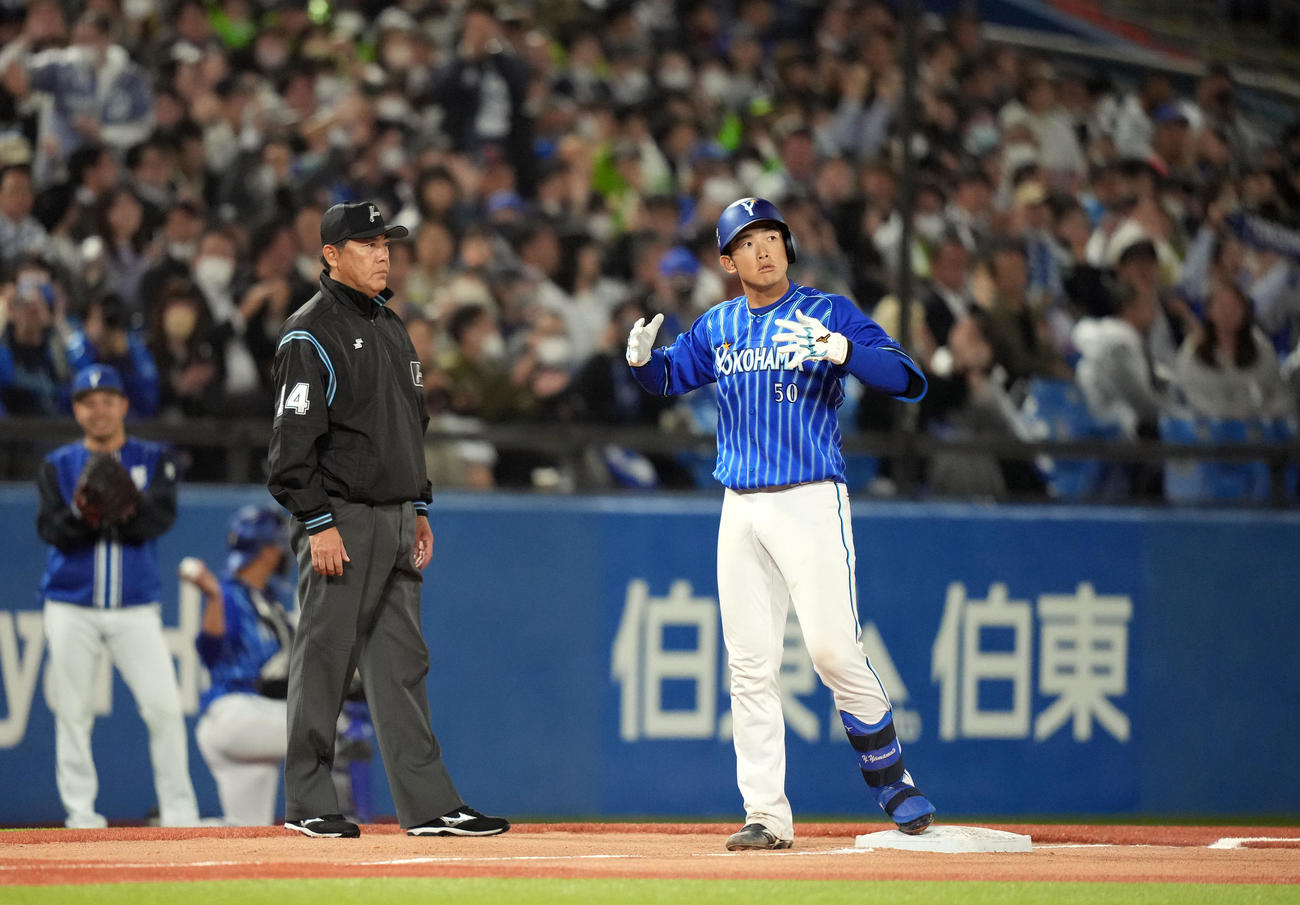 ヤクルト対DeNA 6回表DeNA1死二塁、適時三塁打を放つ山本（撮影・狩俣裕三）