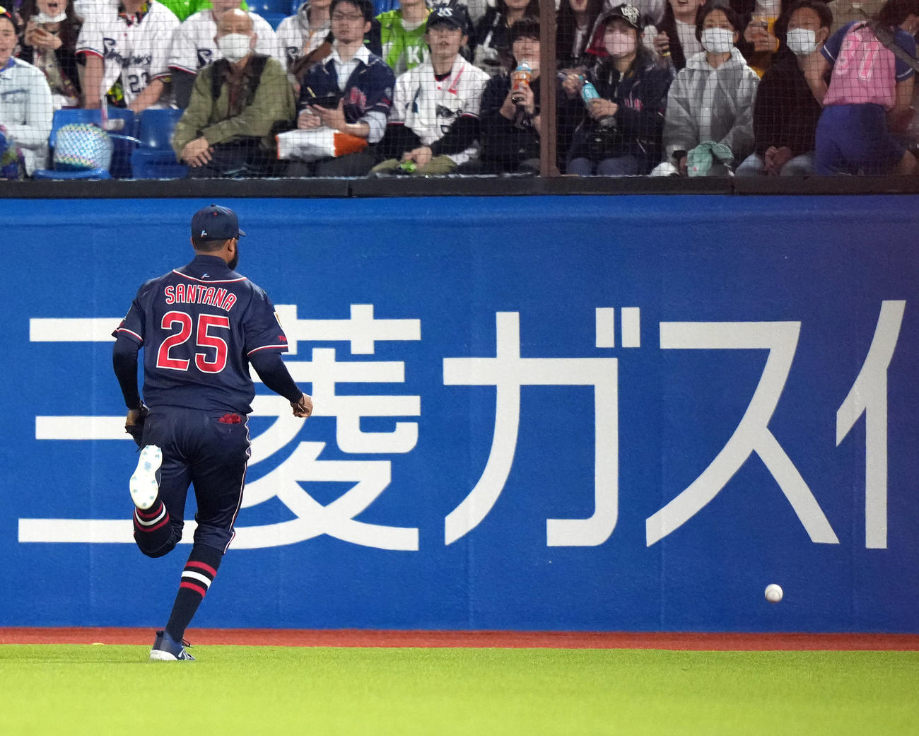 ヤクルト対DeNA 6回表DeNA1死二塁、山本の適時三塁打の打球を追いかけるサンタナ（撮影・狩俣裕三）