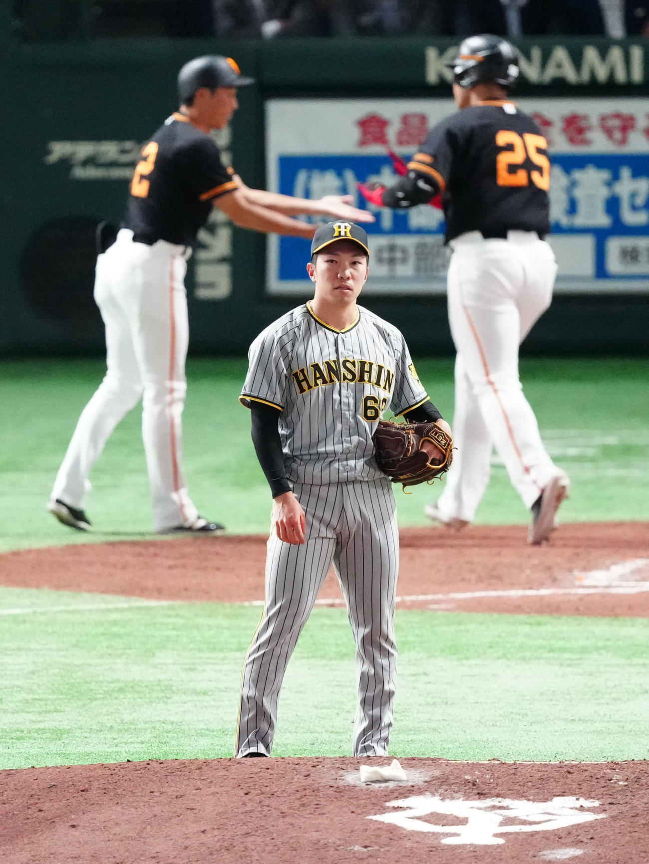 巨人対阪神　8回裏巨人無死、岡本和（後方右）に同点ソロ本塁打を浴びた石井（撮影・江口和貴）