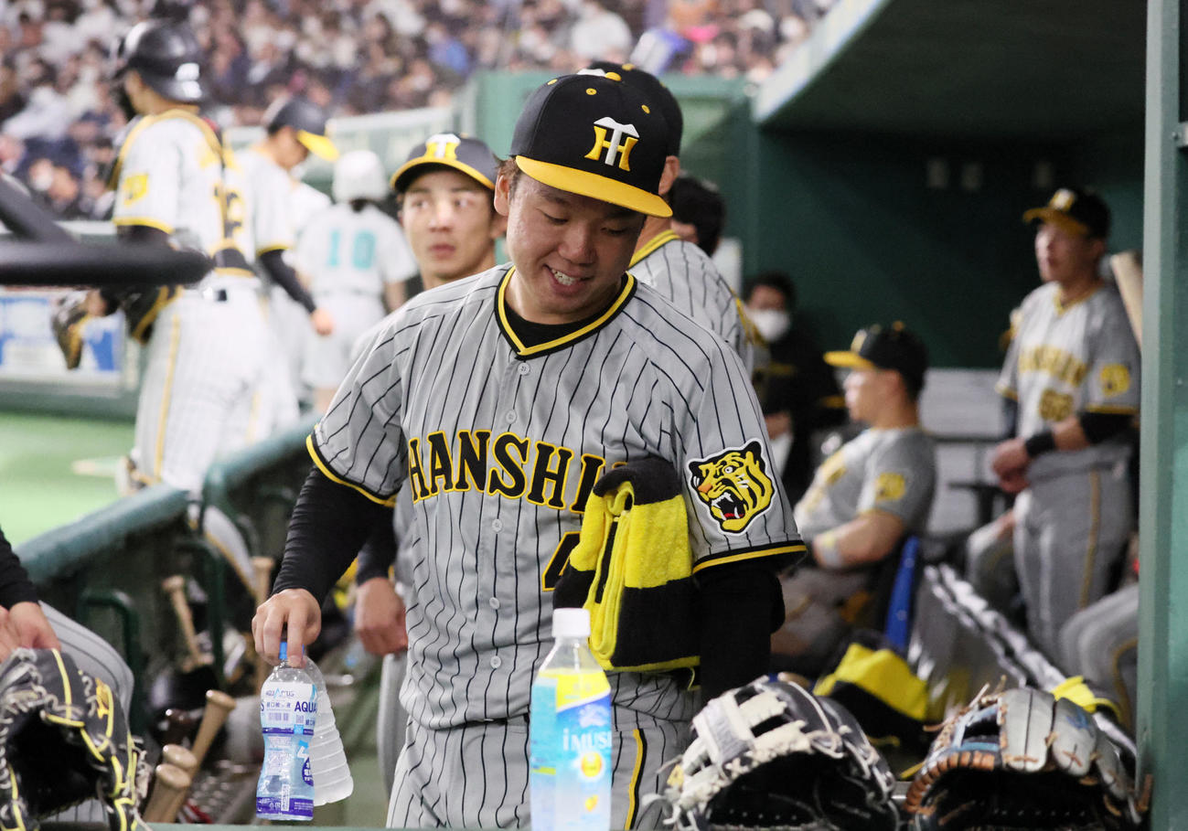 8回表、交代を送られた村上はベンチから引き揚げる（撮影・加藤哉）