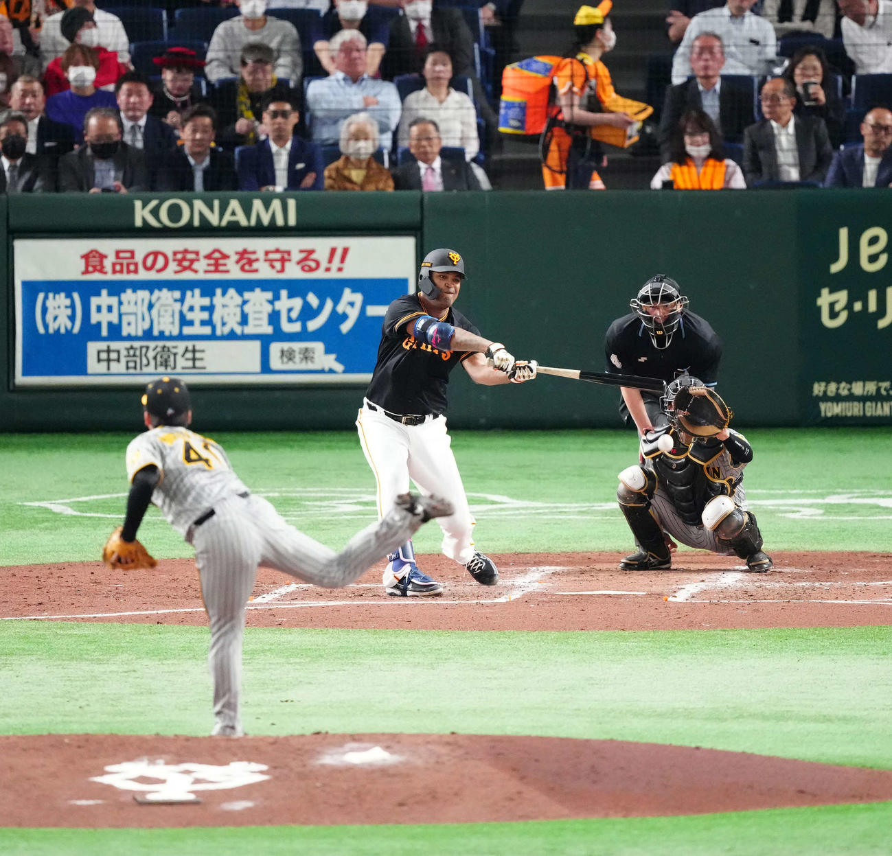 巨人対阪神　3回裏巨人2死、遊ゴロに倒れるメンデス。投手村上（撮影・江口和貴）