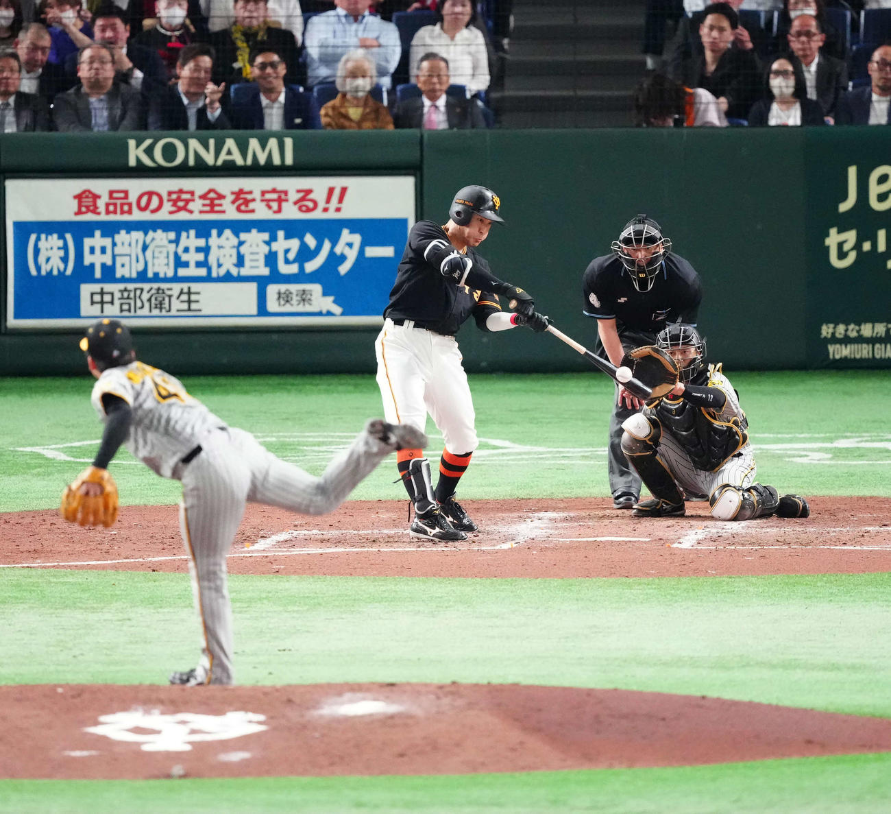 巨人対阪神　4回裏巨人2死、三直に倒れる梶谷。投手村上（撮影・江口和貴）