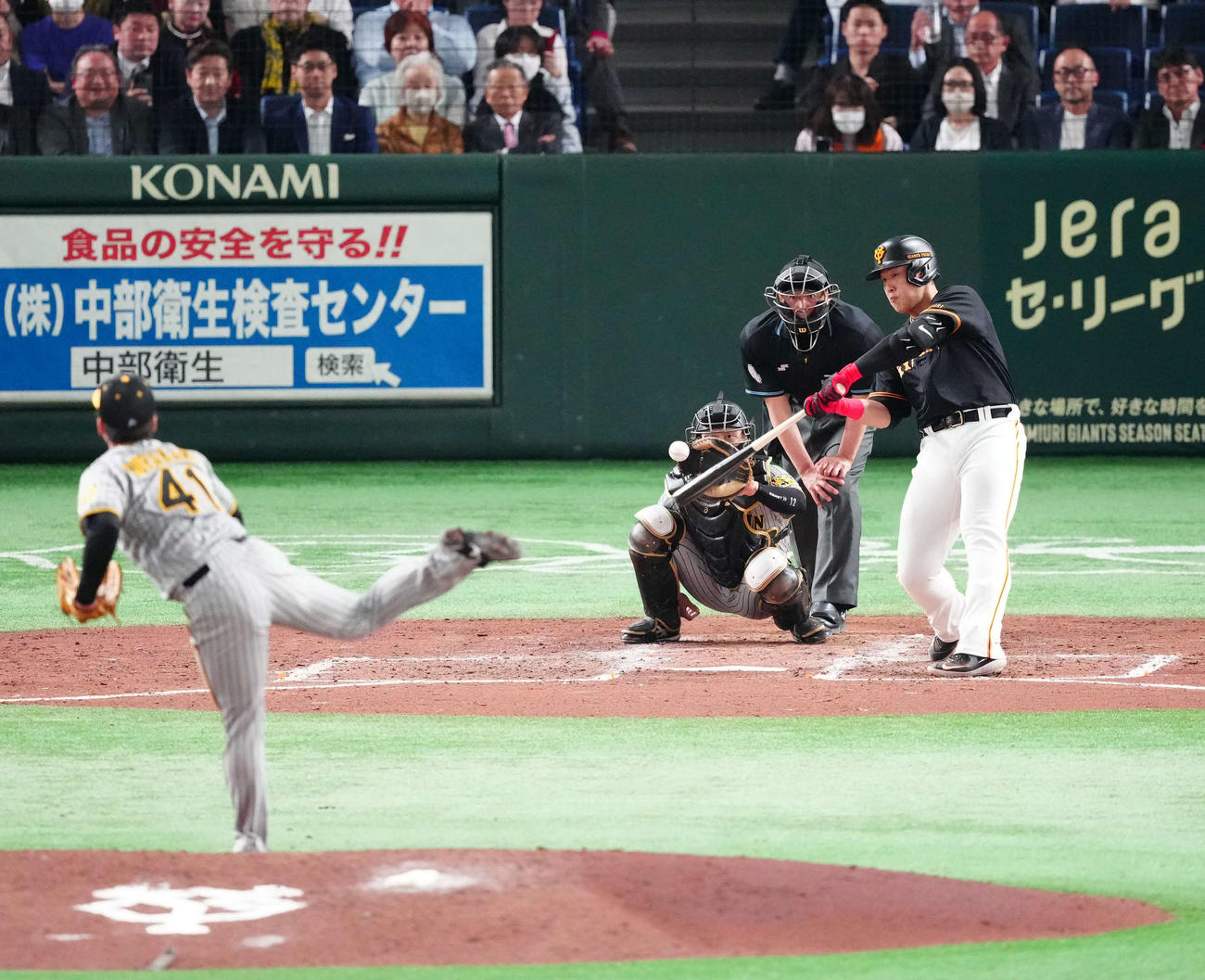 巨人対阪神　5回裏巨人無死、二邪飛に倒れる岡本和。投手村上（撮影・江口和貴）
