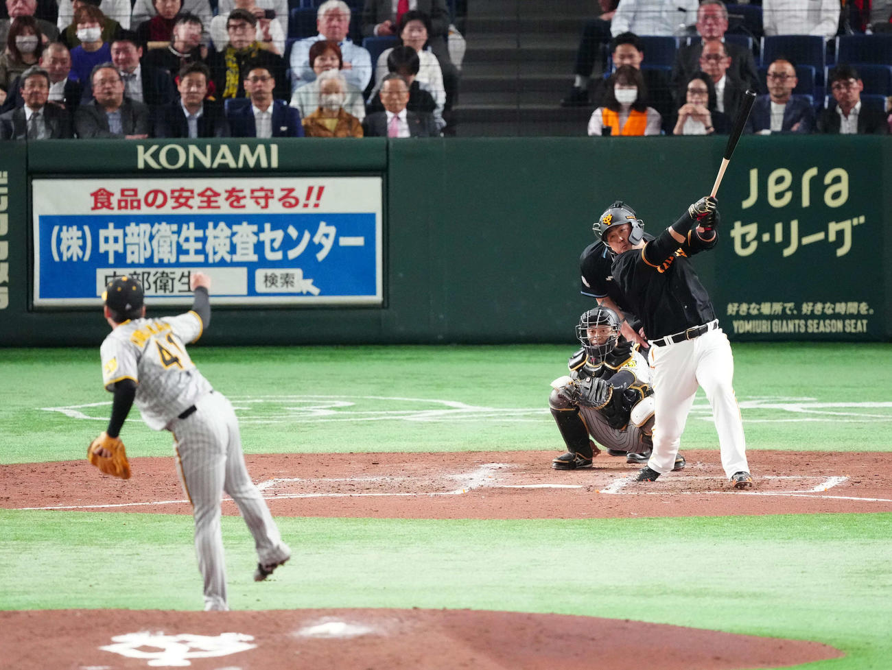 巨人対阪神　5回裏巨人1死、二飛に倒れる中田翔。投手村上（撮影・江口和貴）